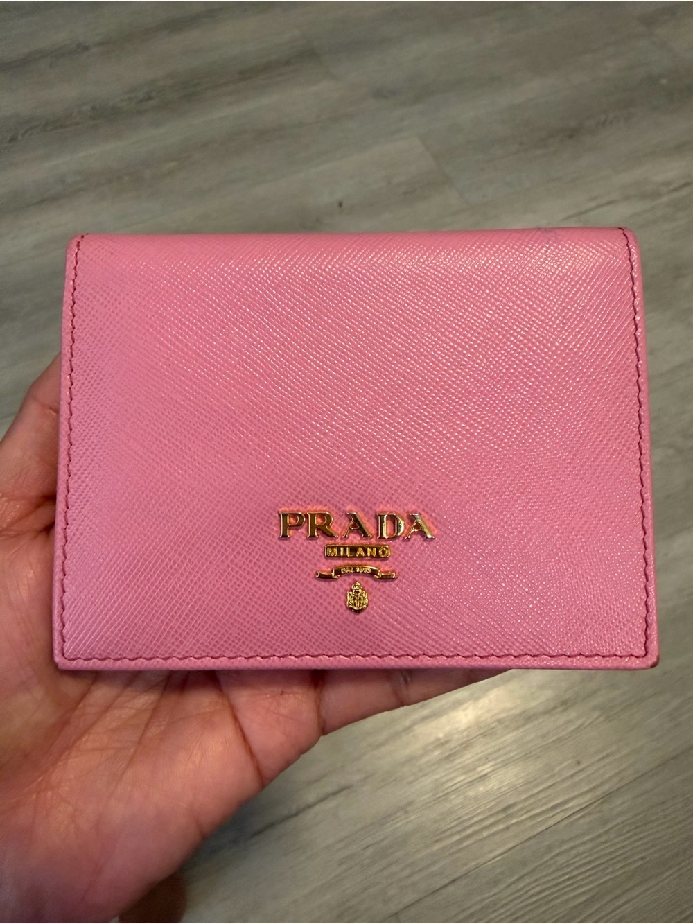Prada bifold wallet pink
Good condition